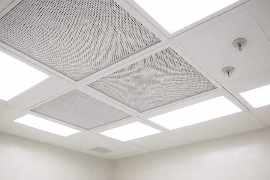 Filtros HEPA em teto de ambiente hospitalar